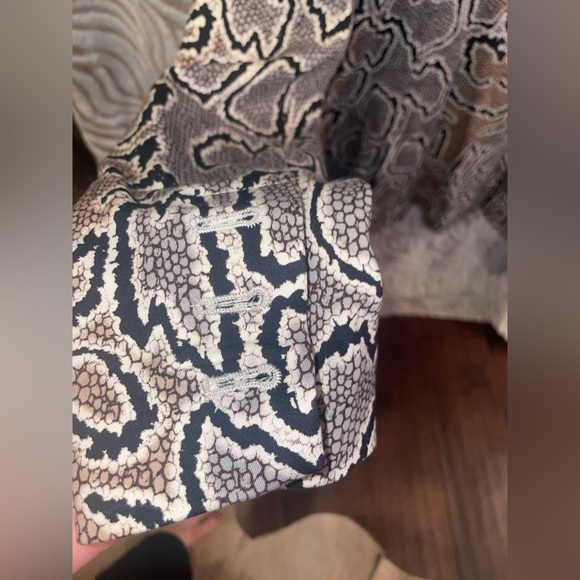 Cabi Python Snake Print button front double breasted blazer Jacket Size 4 - Picture 6 of 6